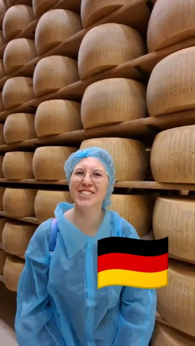 🇮🇹 I tedeschi sono grandi appassionati di Parmigiano Reggiano, come racconta la nostra sorridente visitatrice. Vi aspettiamo per una visita in caseificio e in magazzino, da concludere con una degustazione di tre stagionature (15, 24 e 36 mesi).

🇩🇪 Die Deutschen lieben Parmigiano Reggiano – das bestätigt auch unsere gut gelaunte Besucherin. Besuchen Sie uns in der Käserei und im Reifelager und lassen Sie sich von einer Verkostung dreier Reifegrade (15, 24 und 36 Monate) verwöhnen!

Prenota la tua esperienza in caseificio / Book your experience at the dairy
👉 https://www.bertinelli.it/hospitality-booking/

Acquista online il nostro Parmigiano Reggiano e ricevilo a casa con DHL (solo Italia)
🛒 https://parmigianobertinelli.shop/

#Caseificio3030 #bertinelliexperience #ParmigianoReggiano #Parma #Italy
