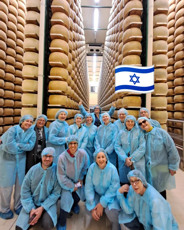 🇮🇹 Un gruppo di turisti israeliani ha fatto visita al nostro caseificio. Hanno scoperto il processo produttivo del Parmigiano Reggiano, che produciamo anche con la certificazione Kosher.

🇬🇧 A group of Israeli tourists visited our dairy and learned about the production process of Parmigiano Reggiano, which we also produce with Kosher certification.

Prenota la tua esperienza in caseificio / Book your experience at the dairy
👉 https://www.bertinelli.it/hospitality-booking/

Acquista online il nostro Parmigiano Reggiano e ricevilo a casa con DHL (solo Italia)
🛒 https://parmigianobertinelli.shop/

#Caseificio3030 #bertinelliexperience #ParmigianoReggiano #Parma #Italy