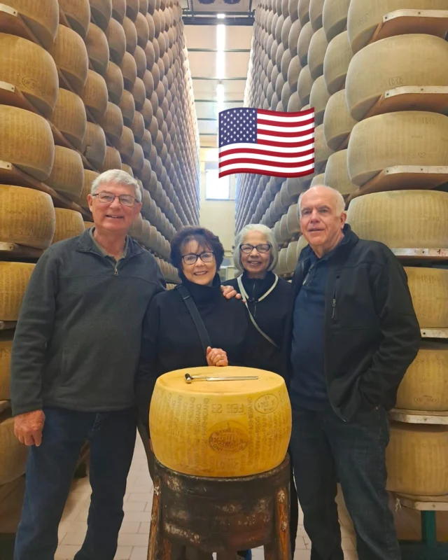 🇮🇹 Da Buffalo (USA), vicino alle cascate dei Niagara, un gruppo di amici americani ha scelto la nostra "cattedrale" del Parmigiano Reggiano per festeggiare il compleanno di Ruth Anne. Auguri!

🇺🇸 From Buffalo, near Niagara Falls, a group of American friends chose our "cathedral" of Parmigiano Reggiano to celebrate Ruth Anne's birthday. Best wishes!

Prenota la tua esperienza in caseificio / Book your experience at the dairy
👉 https://www.bertinelli.it/hospitality-booking/

Acquista online il nostro Parmigiano Reggiano e ricevilo a casa con DHL (solo Italia)
🛒 https://parmigianobertinelli.shop/

#Caseificio3030 #bertinelliexperience #ParmigianoReggiano #Parma #Italy
