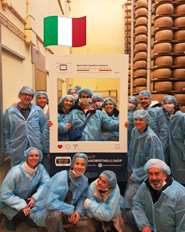 Un gruppo di amici italiani sceglie di vivere insieme l'esperienza della lavorazione del latte dal vivo del Parmigiano Reggiano, con foto ricordo nel magazzino di stagionatura.

Prenota la tua esperienza in caseificio / Book your experience at the dairy
👉 https://www.bertinelli.it/hospitality-booking/

Acquista online il nostro Parmigiano Reggiano e ricevilo a casa con DHL
🛒 https://parmigianobertinelli.shop/

#Caseificio3030 #bertinelliexperience #ParmigianoReggiano #Parma #Italy