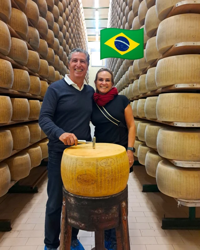 🇮🇹 Dal Brasile per scoprire da vicino come nasce il Parmigiano Reggiano, che piace sempre più ai sudamericani!

🇧🇷 Do Brasil para descobrir de perto como nasce o Parmigiano Reggiano, que conquista cada vez mais os sul-americanos!

Prenota la tua esperienza in caseificio / Book your experience at the dairy
👉 https://www.bertinelli.it/hospitality-booking/

Acquista online il nostro Parmigiano Reggiano e ricevilo a casa con DHL (solo Italia)
🛒 https://parmigianobertinelli.shop/

#Caseificio3030 #bertinelliexperience #ParmigianoReggiano #Parma #Italy